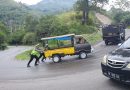 Membahayakan Pengguna Jalan, Polisi Aceh Tengah Sigap Bersihkan Pasir Yg Berserakan di Jalan Raya